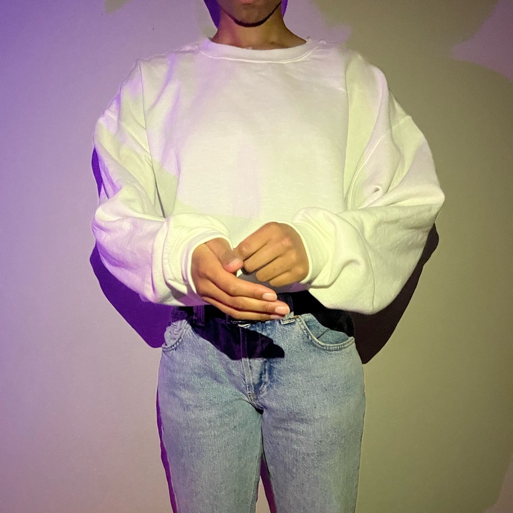 WHITE SWEATSHIRT